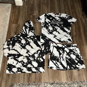 Matching Hollister set in a size, XL (hoodie and shirt) large (shorts)